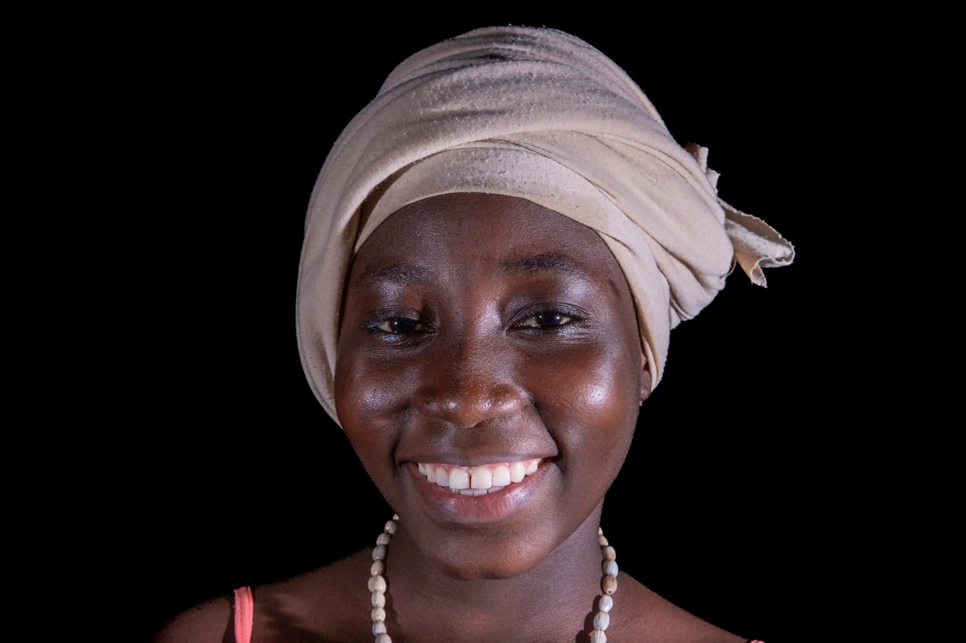 Femme souriante, portrait chaleureux